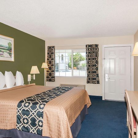 Travelodge By Wyndham Los Banos Ca Екстериор снимка