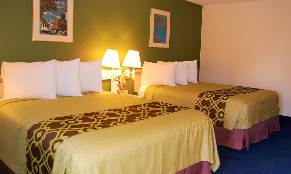 Travelodge By Wyndham Los Banos Ca Екстериор снимка