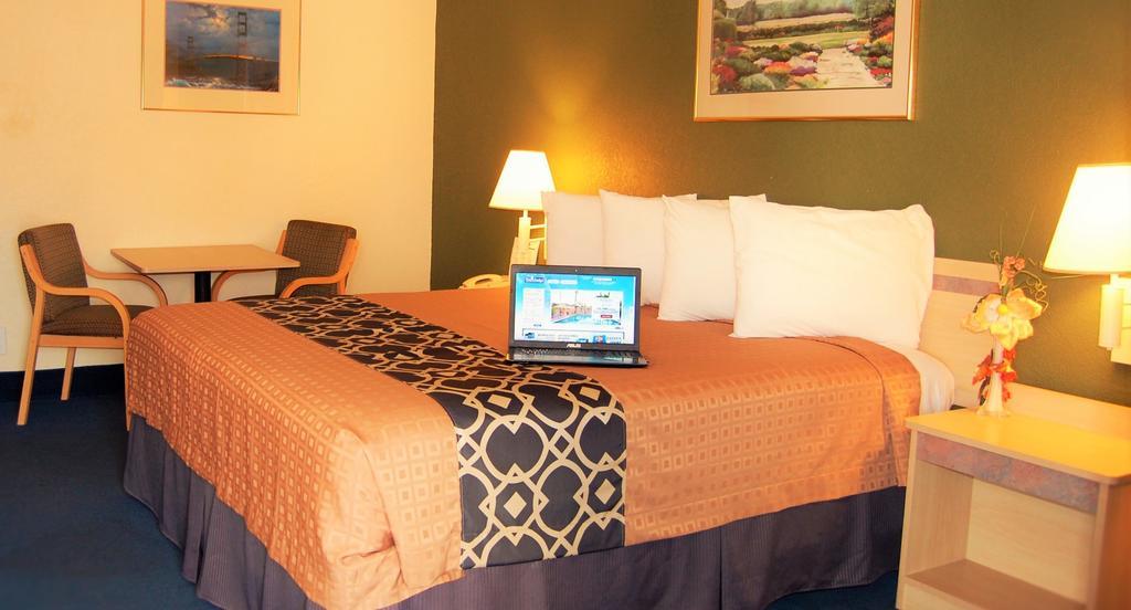 Travelodge By Wyndham Los Banos Ca Екстериор снимка